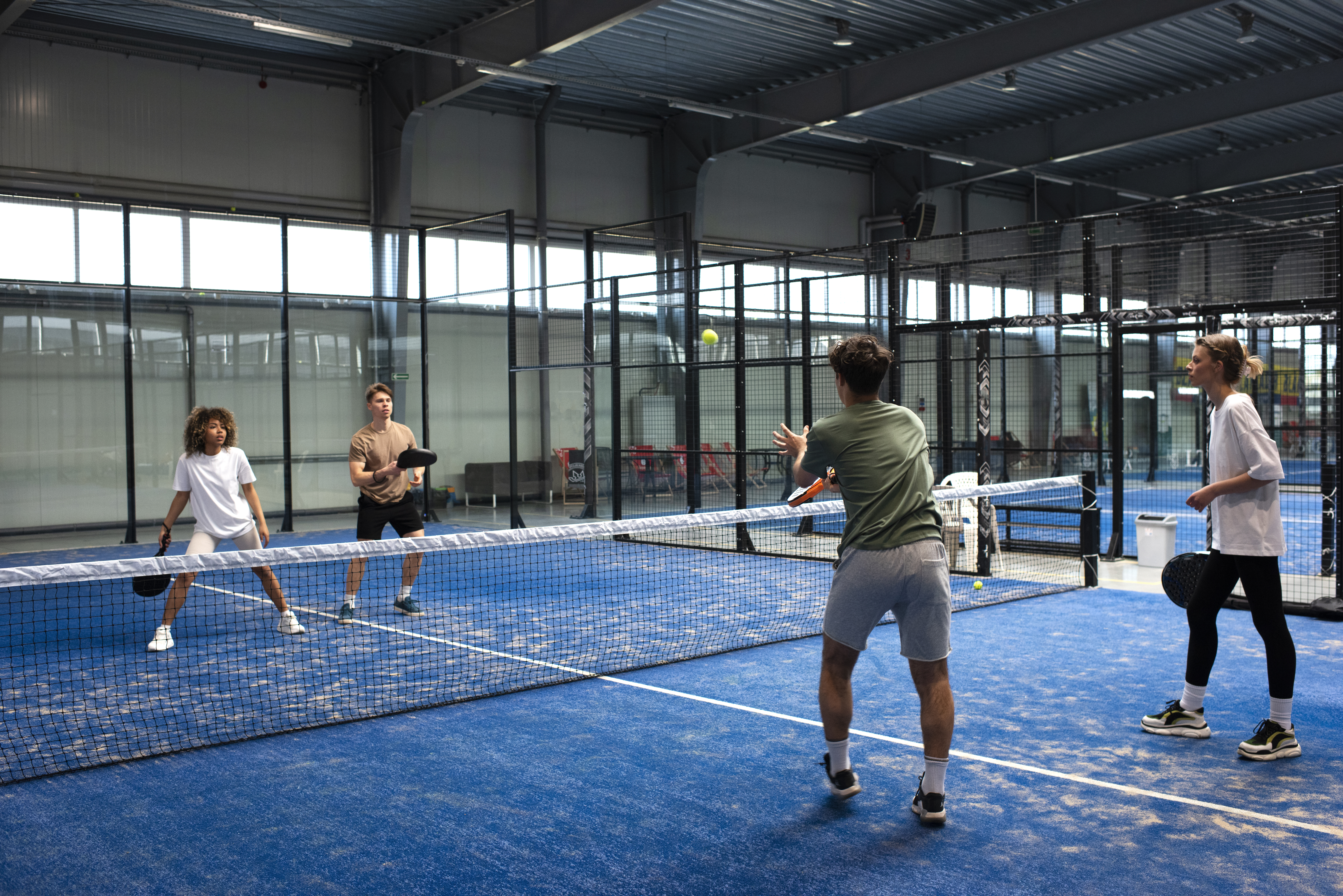 Personnes jouant au padel